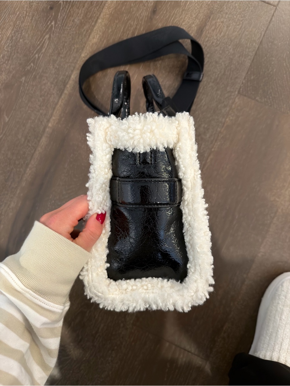 Marc Jacobs Black Tote Bag with Cream Shearling Trim - Picture 3 of 4